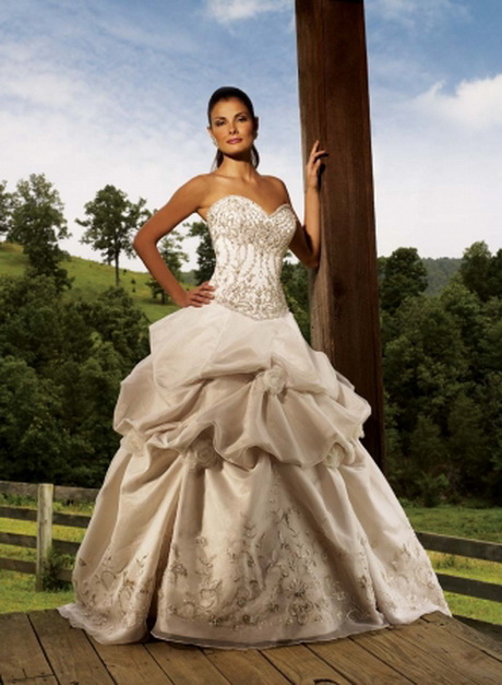 Top Preloved Pronovias Wedding Dresses in the year 2023 Learn more here 