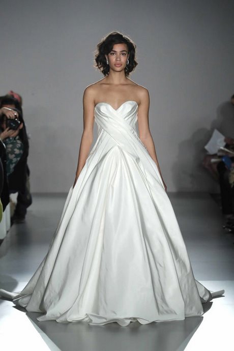 vera-wang-lace-wedding-dresses-2020-81_10 Vera wang lace wedding dresses 2020