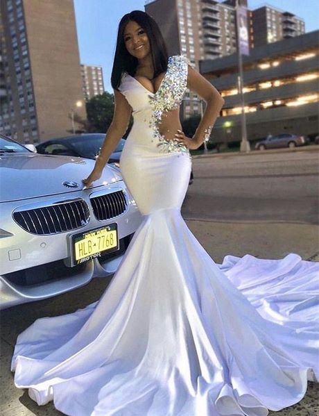 white-and-gold-prom-dresses-2020-70_7 White and gold prom dresses 2020