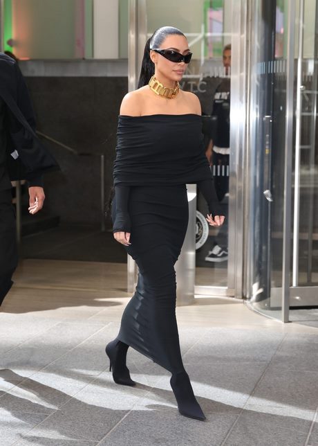 kim-kardashian-black-dress-2022-67_12 Kim kardashian black dress 2022