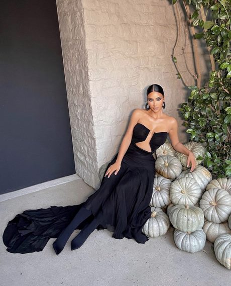 kim-kardashian-black-dress-2022-67_13 Kim kardashian black dress 2022