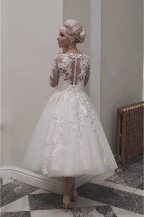 lace-short-wedding-dress-with-sleeves-18_10 Lace short wedding dress with sleeves