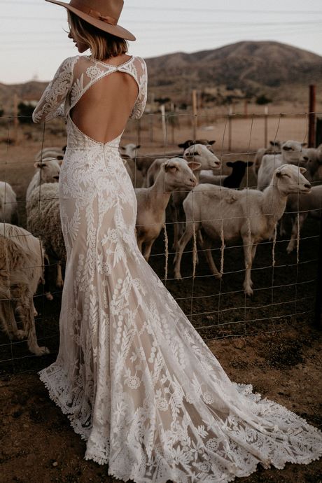 lace-wedding-dress-with-train-23_15 Lace wedding dress with train