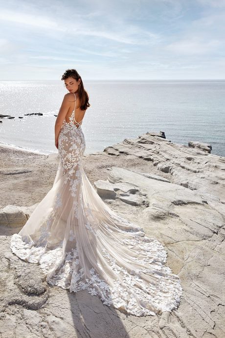 beach-wedding-gowns-2022-46_6 Beach wedding gowns 2022