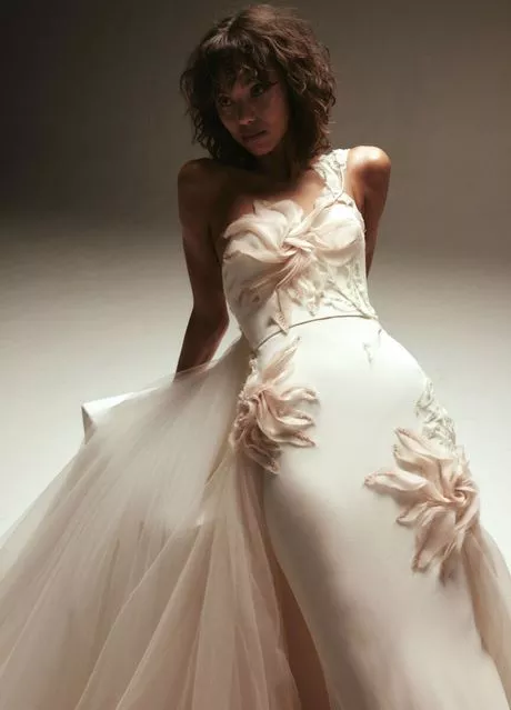 top-wedding-dress-designers-2023-45_15-9 Top wedding dress designers 2023