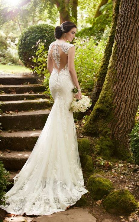 lace-fitted-wedding-gowns-74_16 Lace fitted wedding gowns